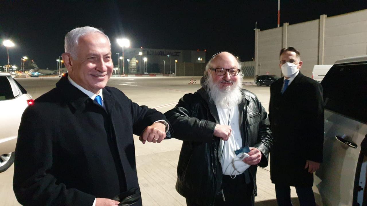2020'de Netanyahu ABD'de 30 yıl hapis yatan İsrailli casusu Jonathan Pollard'ı havalimanında karşılamıştı.