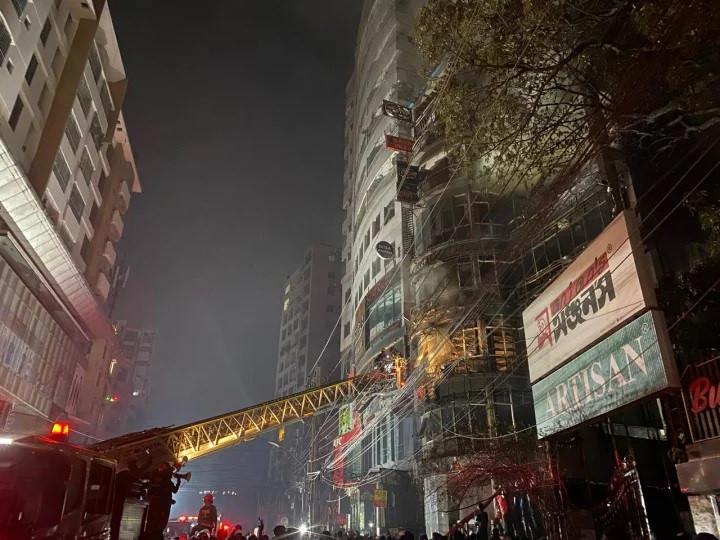 Bangladeş'te facia! Restoranda çıkan yangında çok sayıda vatandaş hayatını kaybetti - Resim : 1