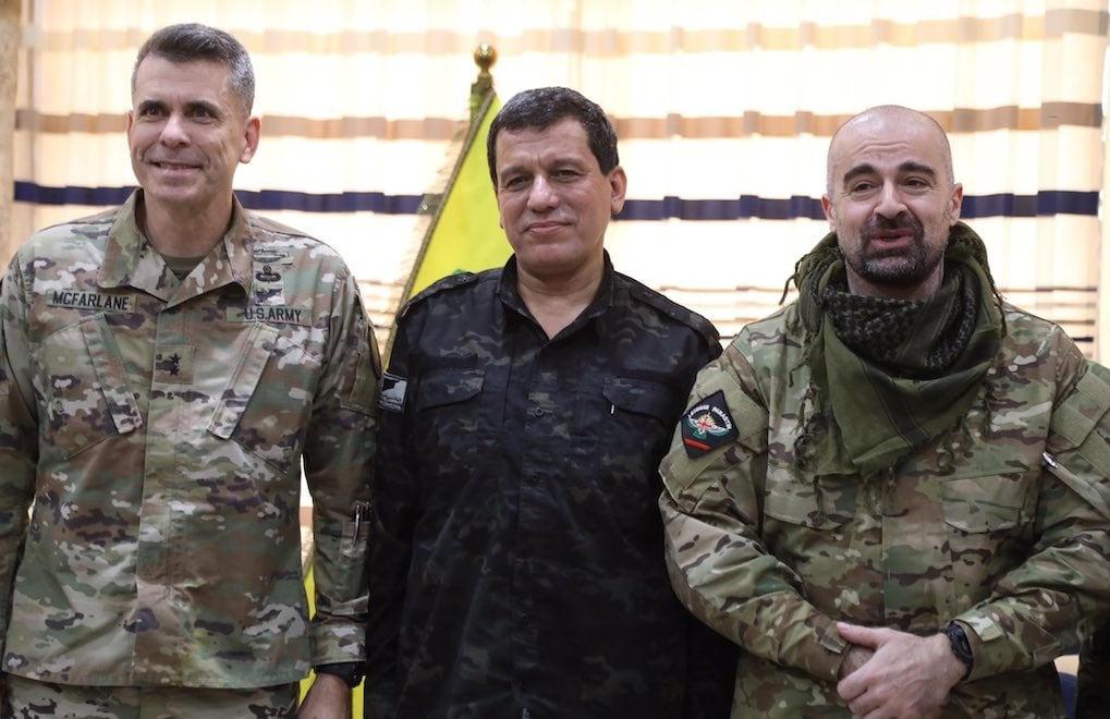 Soldan sağa; Tümgeneral Matthew McFarlane, YPG/SDG'nin elebaşı Ferhat Abdi Şahin (Mazlum Kobani) ve KYB Lideri Bafel Talabani
