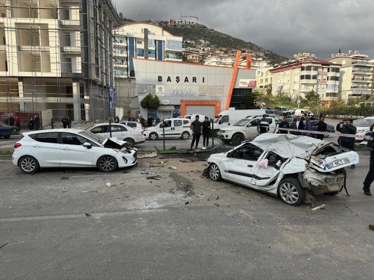Antalya'da otomobil dehşet saçtı: 2 vatandaş öldü, 3 yaralı
