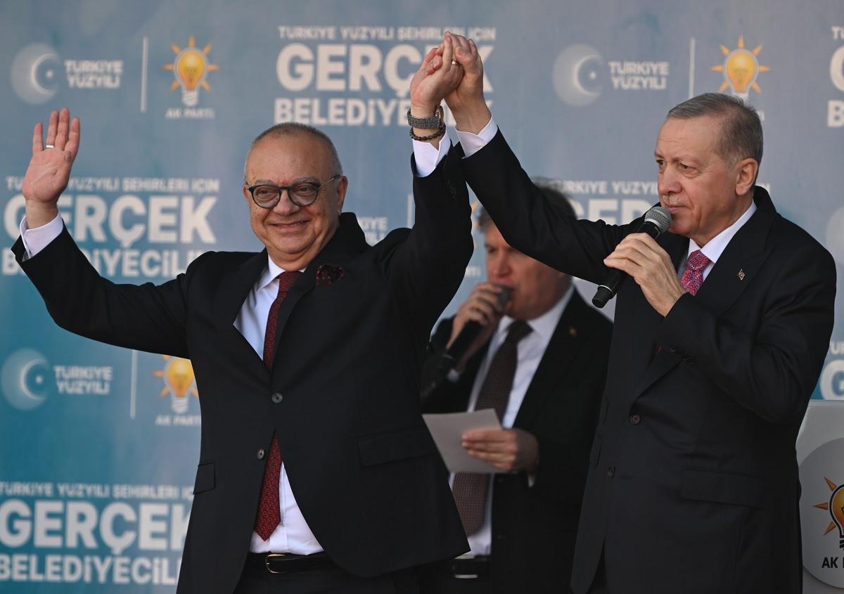 Cumhutbaşkanı Erdoğan, yerel seçimlerde Cumhur İttifakı Manisa Büyükşehir Belediye Başkan Adayı Cengiz Ergün ile alandaki vatandaşları selamladı.