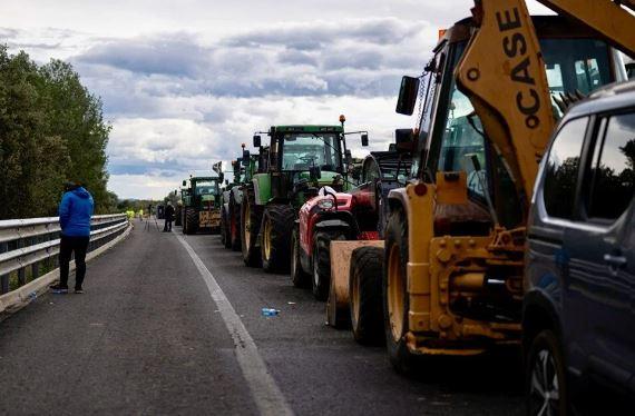 İspanya'da çiftçiler tarım politikalarına karşı yol kapattı