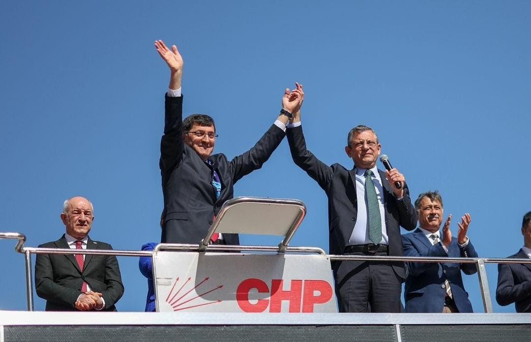 Özgür Özel, CHP'li aday yerine Saadet Partili milletvekilinin elini kaldırdı