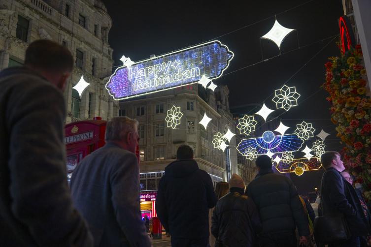 Londra'nın ünlü caddesi ramazan ışıklarıyla aydınlatıldı