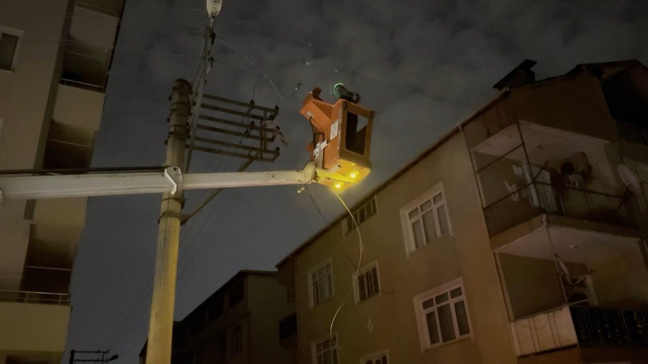 Kocaeli'de elektrik kabloları bomba gibi patladı: Sokaklar karanlığa gömüldü