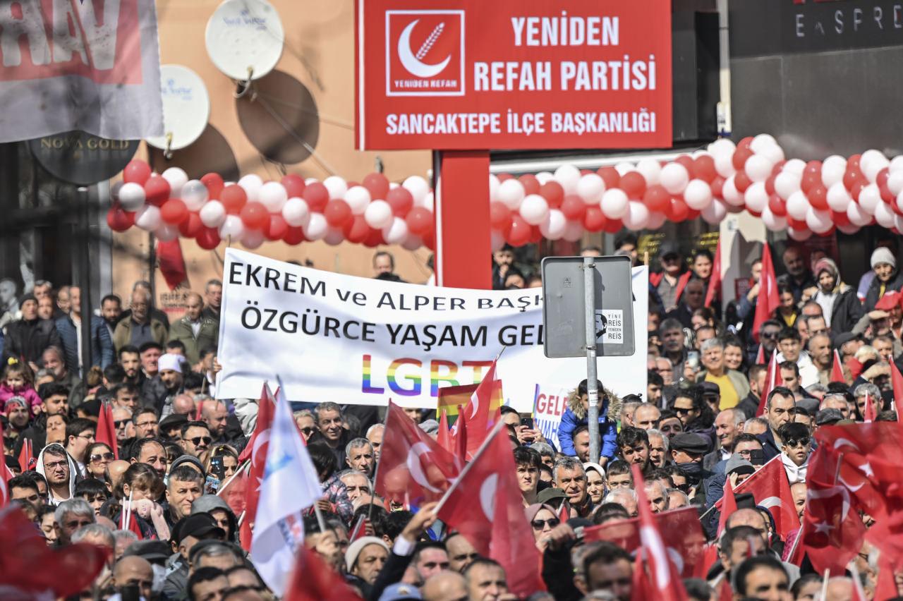 LGBT pankartının Yeniden Refah Partisi'nin tabelası altında açılmasıysa böyle görüntüledi.