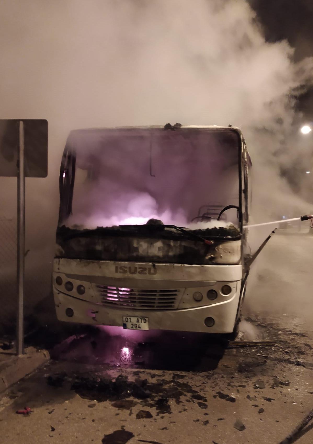 Adana'da park halindeki midibüs yandı