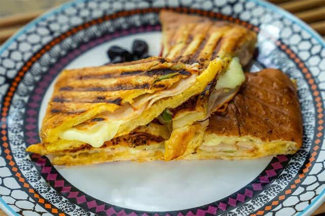 Kalan Ramazan pidesini değerlendirmenin en güzel hali: Yumurtalı pideli tost tarifi, nasıl yapılır?