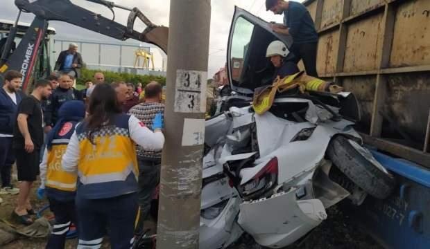 Feci kaza: Trenin çarptığı araç hurdaya döndü