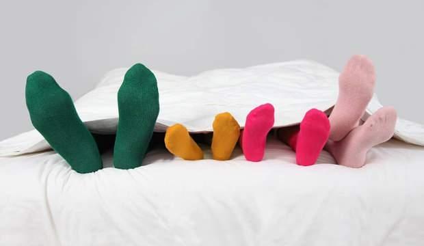 Gece çorapla uyumak beyne zararlı mı, boy uzamasına engel mi? Çorapla uyumak neden zararlı?