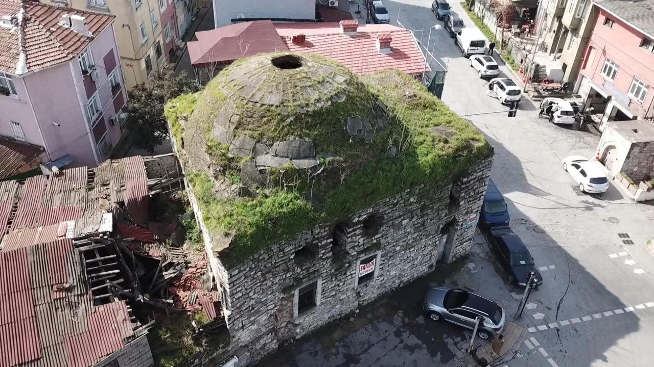 Mimar Sinan'ın yaptığı tarihi hamama kum çuvallı perdeleme