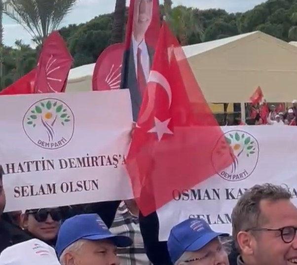 Kirli ittifak sahaya yansıdı! CHP lideri Özgür Özel'in mitinginde DEM Parti pankartları
