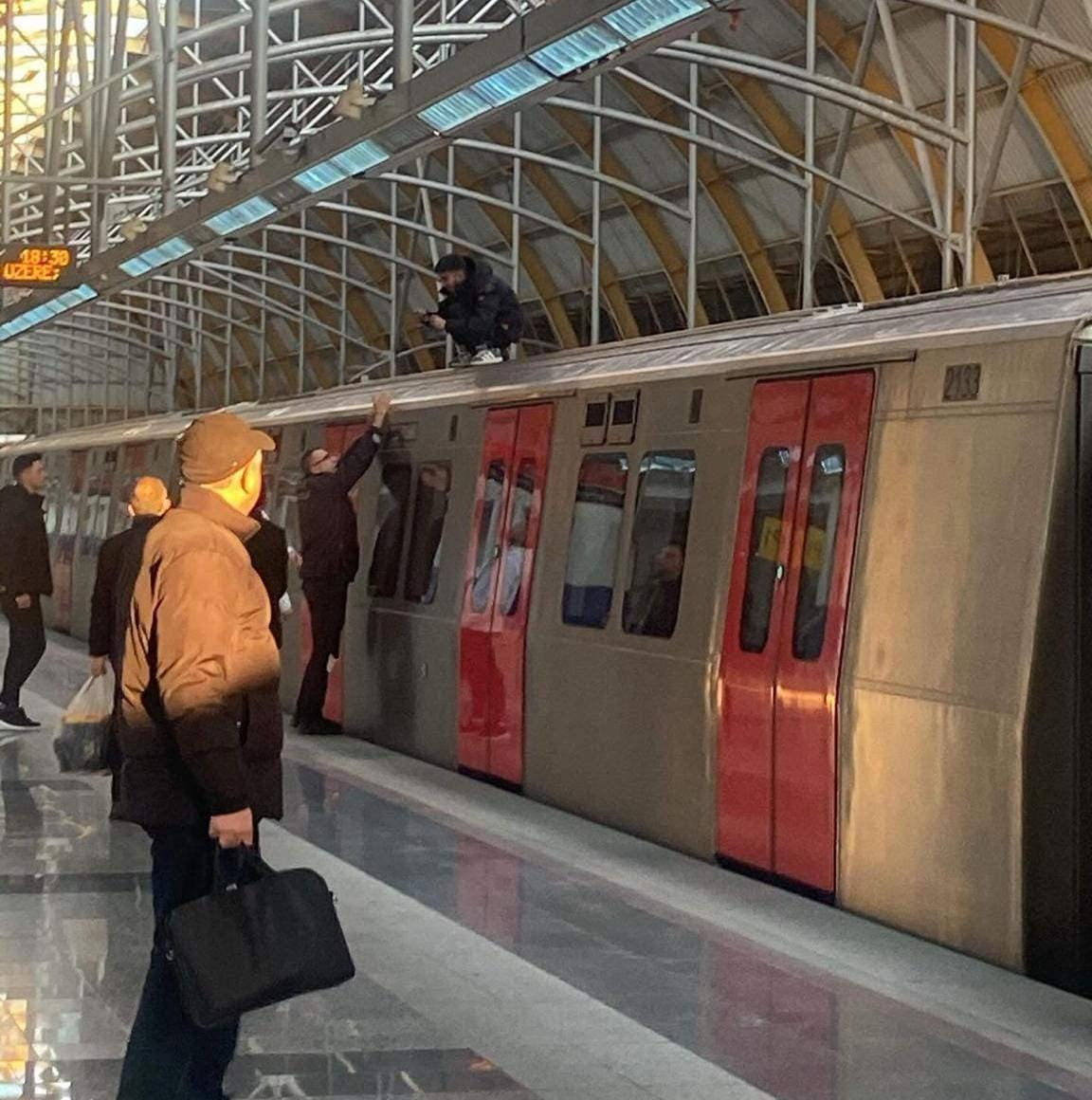 Ankara'da bir genç metronun üzerine çıktı: Seferler durdu