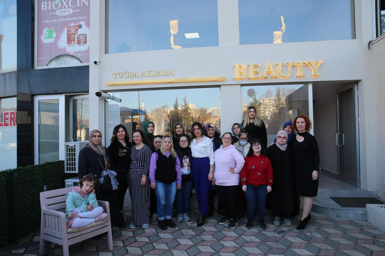 Tokat'ta Down sendromlu kız çocukları ile annelerine ücretsiz cilt bakımı