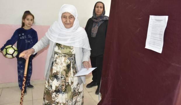 106 yaşındaki Emine nine yürüyerek gelip oyunu kullandı