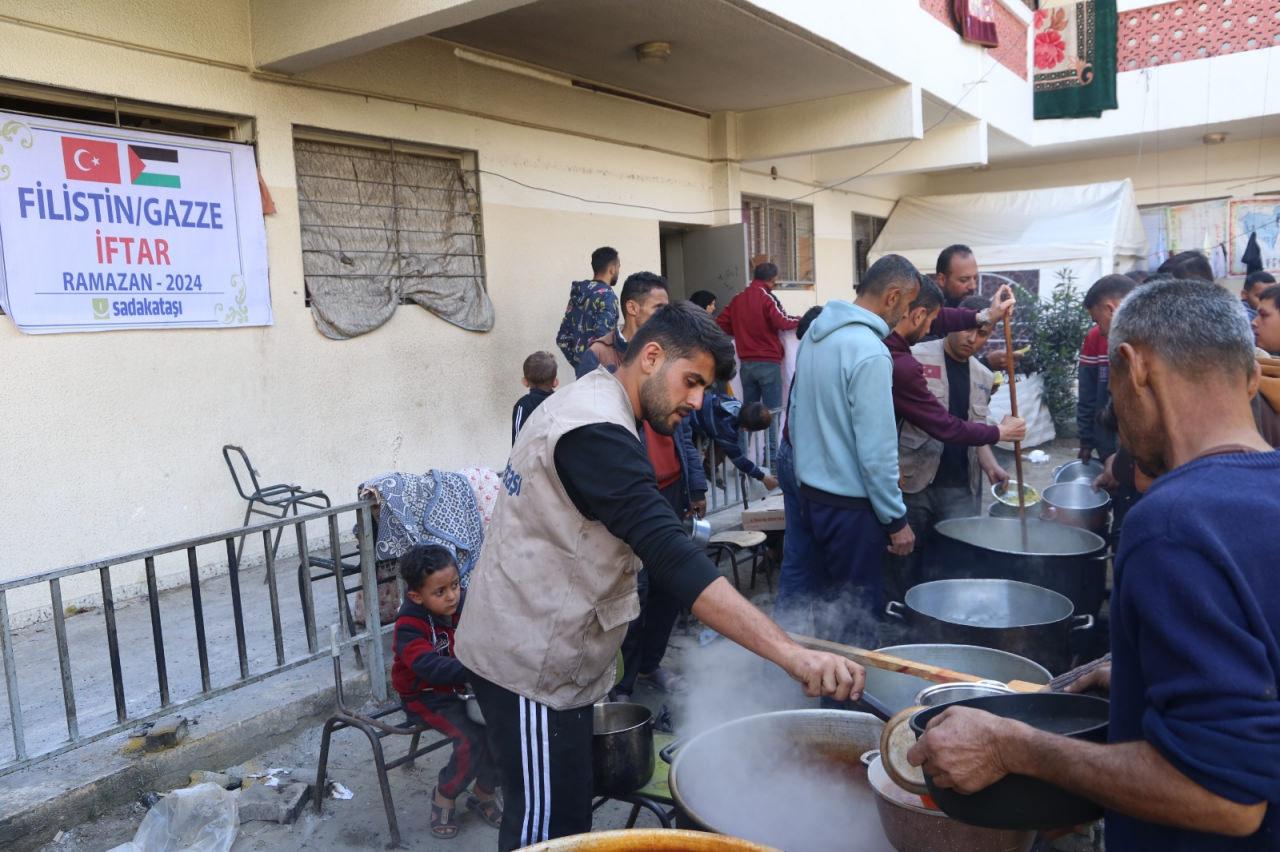Sadakataşı Gazze’de günde 10 bin kişiye iftar veriyor