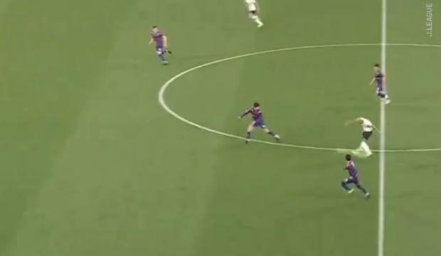 Orta sahadan ağızları a&ccedil;ık bırakan gol! Yılın gol&uuml;ne aday