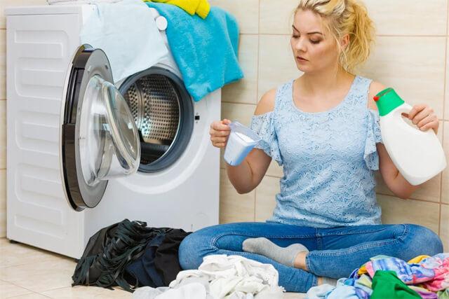 Çamaşırlarınızı yanlış yıkıyorsunuz! Çamaşır makinesine ne kadar deterjan eklemelisiniz?