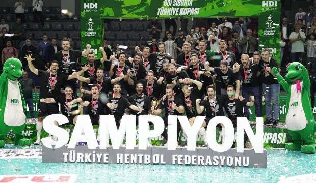 Beşiktaş, düzenlenen törenle kupasına kavuştu