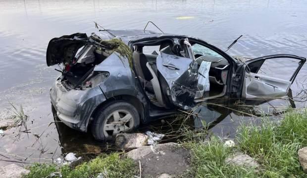 İstanbul'da feci kaza: Göle uçan araçta can verdi