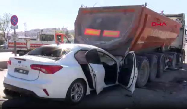 Ankara'da feci kaza: Park halindeki kamyona çarpan otomobilin sürücüsü öldü