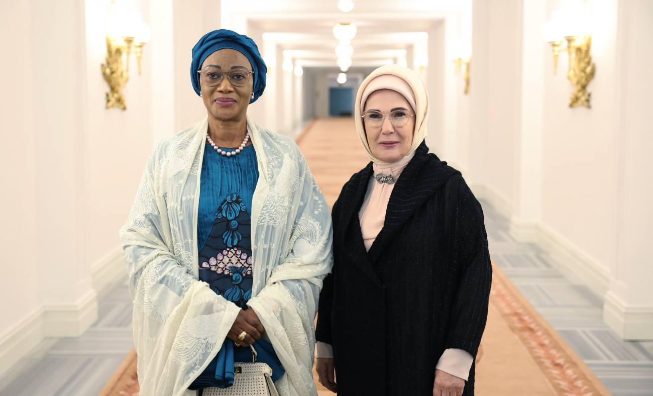 Emine Erdoğan, Nijerya Devlet Başkanı'nın eşi Oluremi Tinubu'yla bir araya geldi!