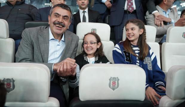 Milli Eğitim Bakanı Yusuf Tekin, çocuklarla Beşiktaş tribününde maç izledi
