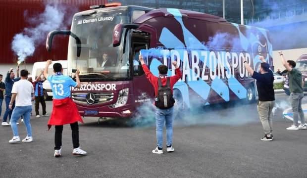 Trabzonspor, Kayseri’de meşalelerle karşılandı