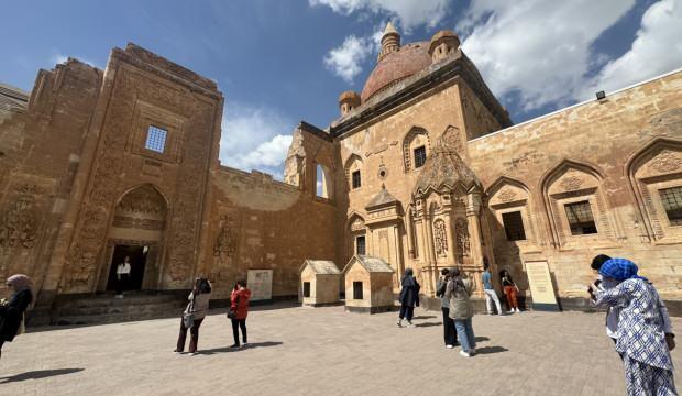 Turistler 'Turizm Haftası'nda da rotayı İshak Paşa Sarayı'na çevirdi