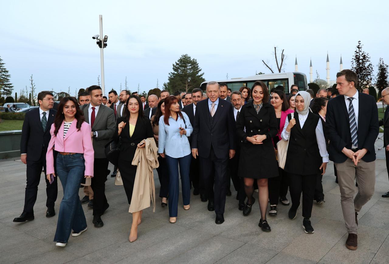 Erdoğan, Kabine Toplantısının ardından Cumhurbaşkanlığı Külliyesi'nin bahçesinde basın mensuplarıyla fotoğraf çektirdi.