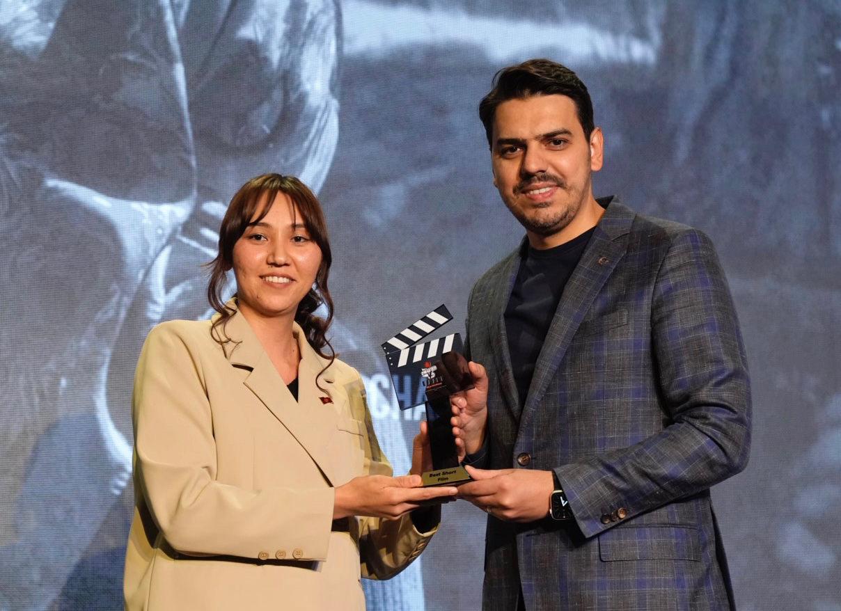 Yarışamada ''En İyi 1. Film" ödülü Kırgız öğrenci Aizada Alymbek'in (solda) yönettiği "Chanyrak" filmine verildi.