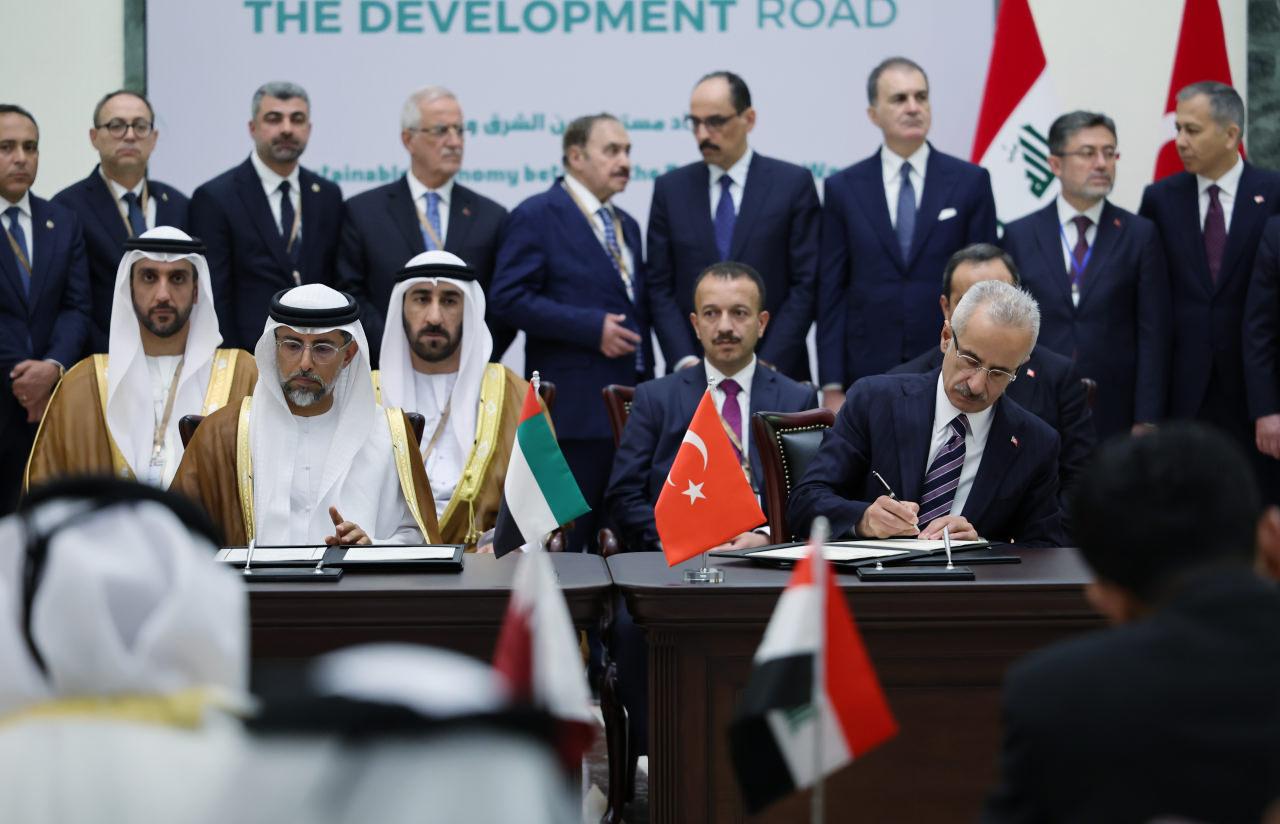 Cumhurbaşkanı Recep Tayyip Erdoğan ve Irak Başbakanı Muhammed Şiya es-Sudani himayesinde Irak, Türkiye, Katar ve BAE arasında, Kalkınma Yolu Projesi'nde işbirliğine ilişkin 4'lü mutabakat zaptı Bağdat'taki Hükümet Sarayı'nda imzalandı. İmza töreninde Ulaştırma ve Altyapı Bakanı Abdulkadir Uraloğlu, Irak Ulaştırma Bakanı Rezzak Muhaybis, Katar Ulaştırma ve Haberleşme Bakanı Casim bin Seyf es-Sulayti ile BAE Enerji ve Altyapı Bakanı Süheyl Muhammed el-Mezrui de hazır bulundu.