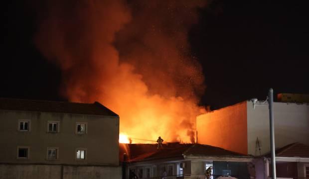 İzmir'deki Kemeraltı Çarşısı'nda çıkan yangın kontrol altına alındı