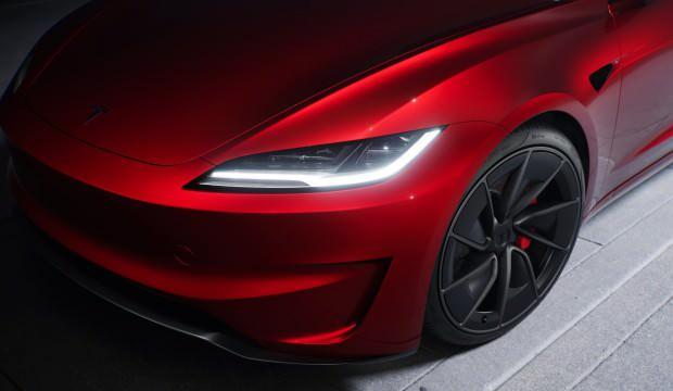 Tesla 500 beygirlik canavarı tanıttı: Tesla Model 3 Performance