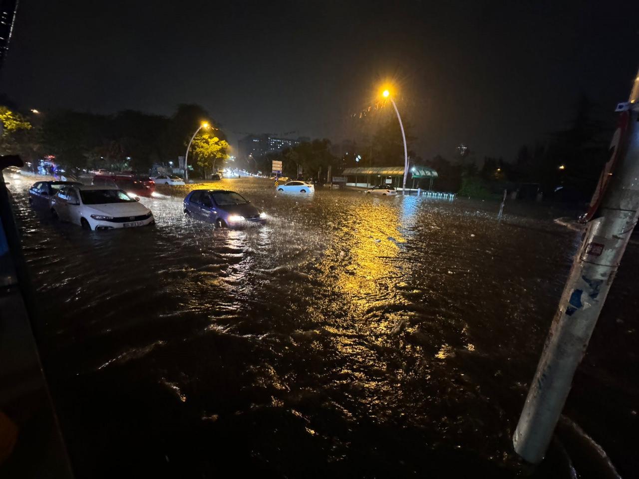 Ankara'da akşam saatlerinde aniden bastıran sağanak etkili oldu. Bazı yollarda su birikintileri oluştu, sürücüler ilerlemekte güçlük çekti.