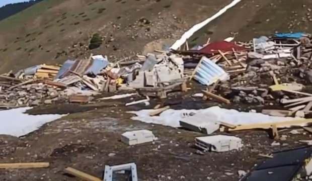 Artvin'de kar eriyince yayladaki evlerin yıkıldığı ortaya çıktı