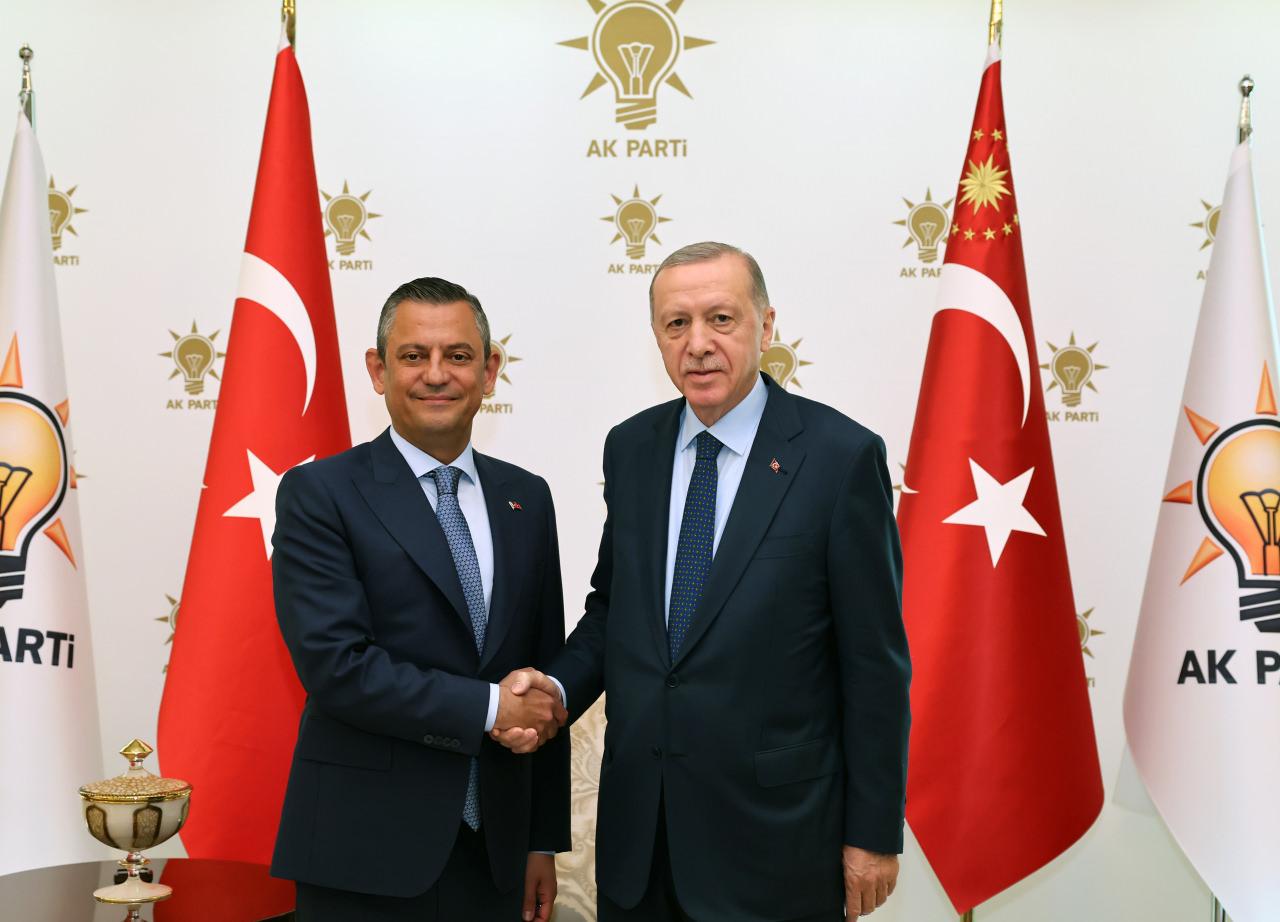 Cumhurbaşkanı Erdoğan, Özgür Özel görüşmesi başladı.