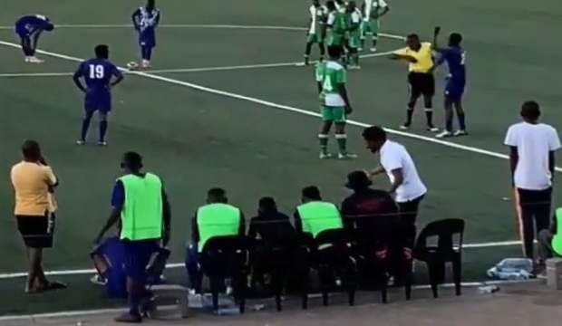 Kırmızı kart gören futbolcu hakeme tokat attı