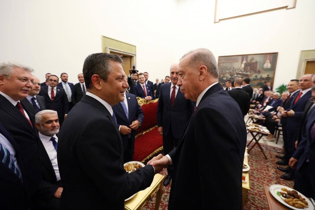 Erdoğan ve Özel, 23 Nisan resepsiyonunda kısa bir görüşme gerçekleştirmişti.