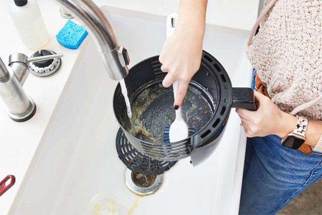 Sadece 10 dakikada hiç ovalama gerektirmeyen airfryer temizleme yöntemi! Airfryer nasıl temizlenir?