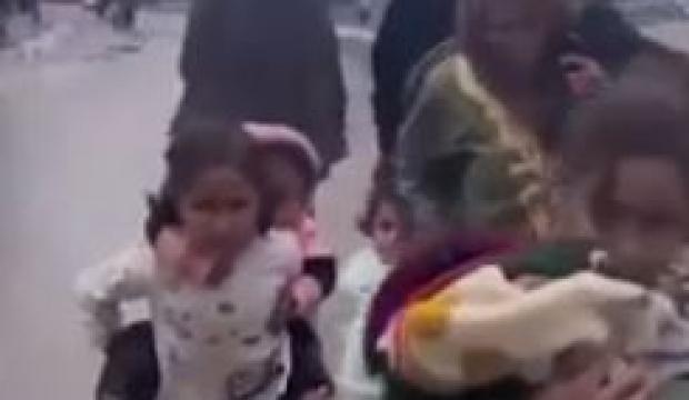 Kardeşini sırtında taşıyan Filistinli küçük kız yürekleri burktu!