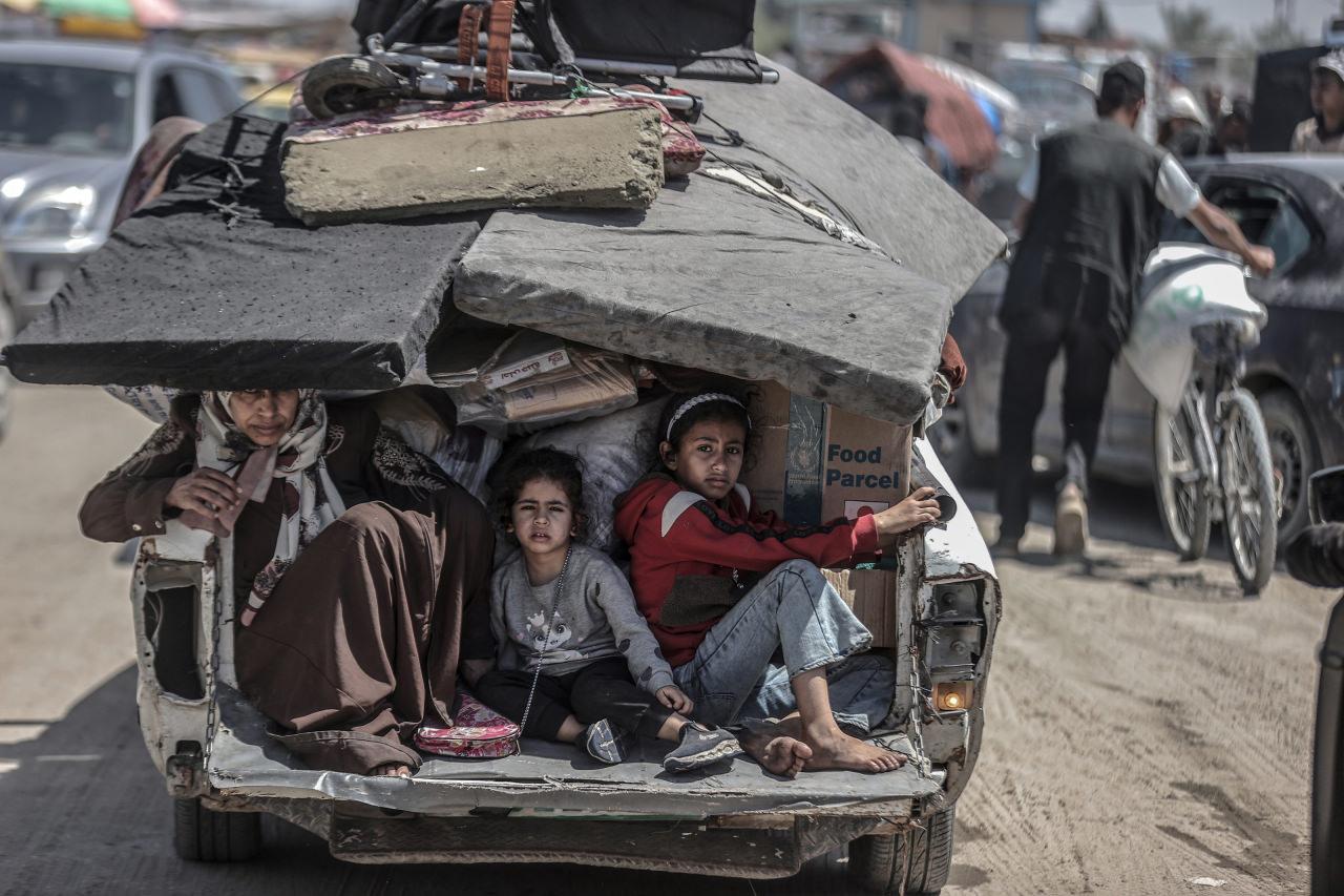 İsrail ordusunun Refah'ın doğusundaki mahallelere düzenlediği saldırılar devam ediyor. Refah'ın doğusunda zor şartlar altında çadır kamplarda yaşayan Filistinliler, yanlarına alabildikleri eşyalarla, çadırlarını toplayarak güvenli bölgelere göç etmeye devam ediyor.