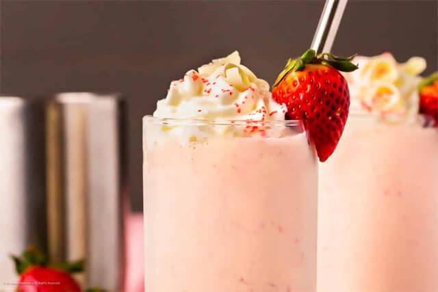 En kolay yaz içeceği: Çilekli milkshake tarifi, nasıl yapılır?