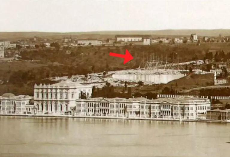 Aziziye Camii inşaatını gösteren 1874 tarihli fotoğraf