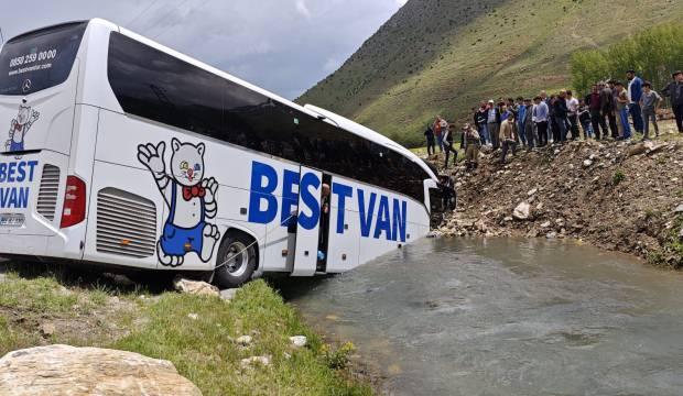Bitlis'te yolcu otobüsü dereye yuvarlandı: Çok sayıda yaralı var