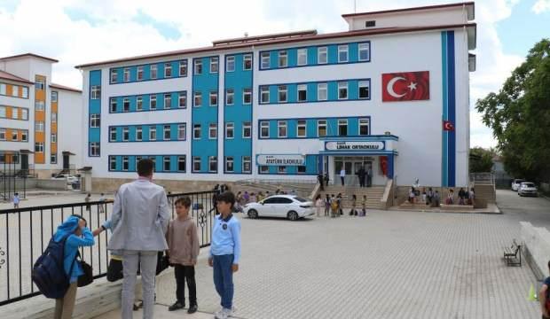 Okulda yine şiddet: Kopya çekerken yakalanan öğrenci dehşet saçtı