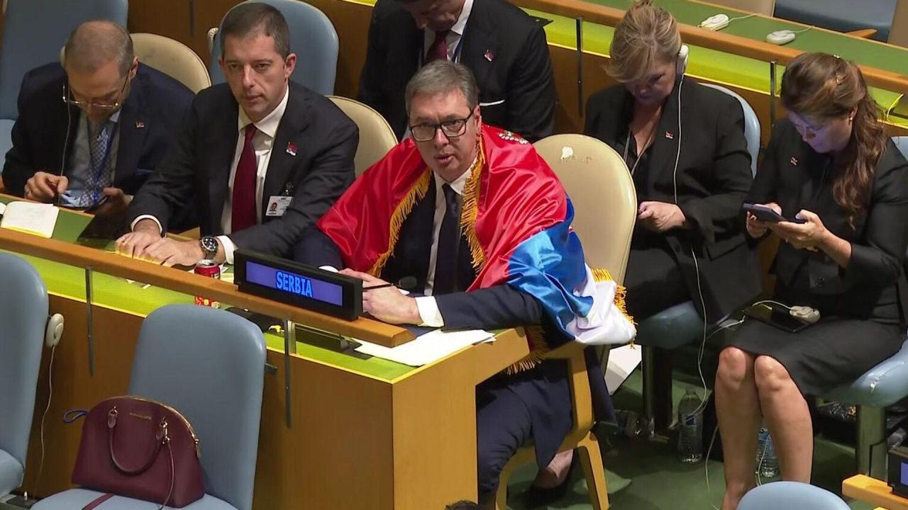 Sırp lider konuşmasının, Sırbistan bayrağına sarılı şekilde yaptı.