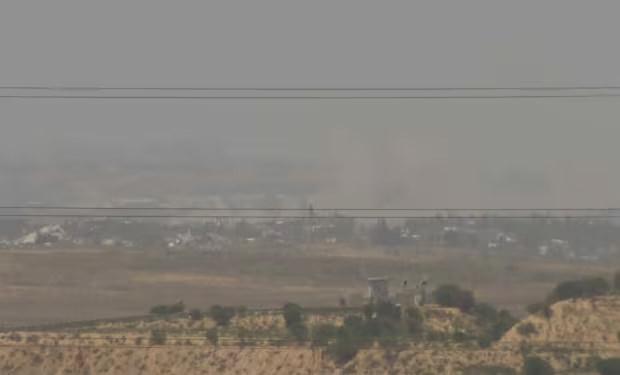 Associated Press'in canlı yayınından alınan bir ekran görüntüsü, İsrailli yetkililerin haber ajansının video ekipmanına el koymasından önce, güney İsrail'den görülen kuzey Gazze'nin genel bir görünümünü gösteriyor. (Associated Press)