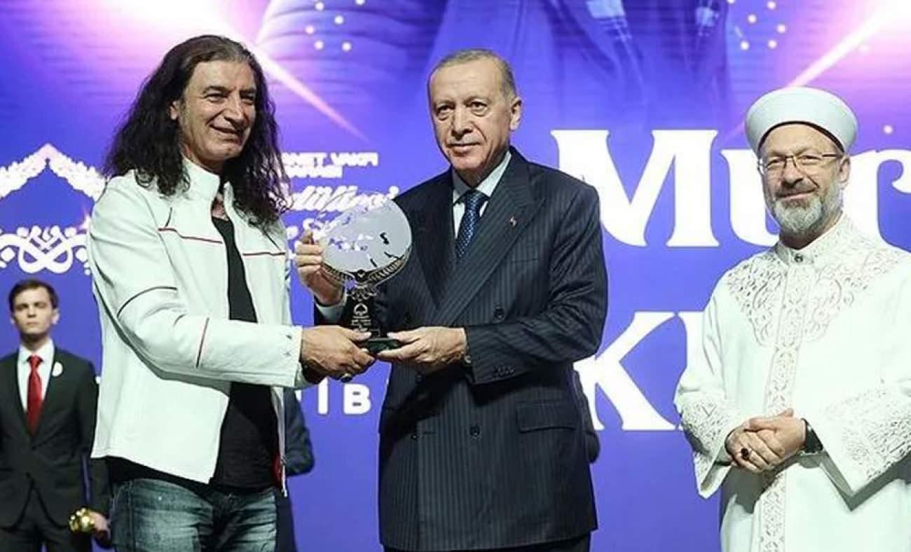 Masum coğrafyaların sesi olan şarkıcı Murat Kekilli Vefa Ödülleri'ne layık görüldü!