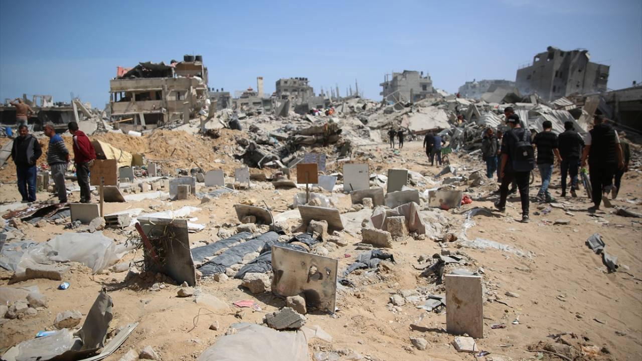 İsrail ordusu, Filistinlilerin Şifa Hastanesinde kurduğu geçici mezarlığı da yıktı.